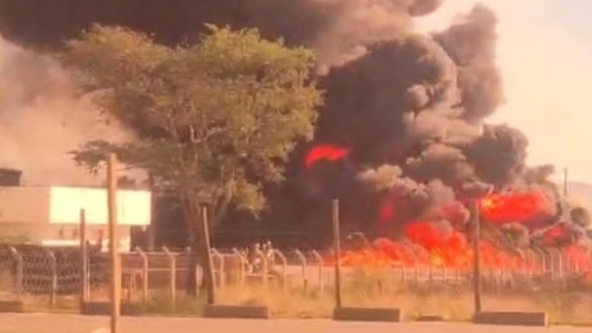 Incêndio atinge depósito no RJ