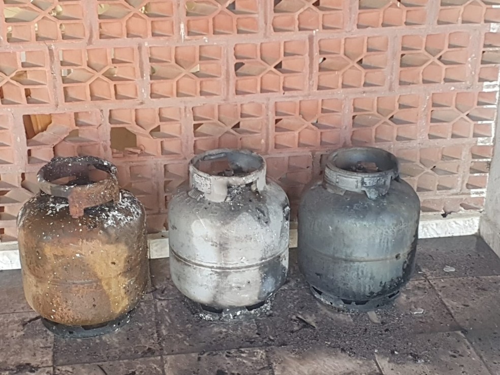 Botijões de gás foram retirados do local para evitar explosões — Foto: Corpo de Bombeiros/Divulgação