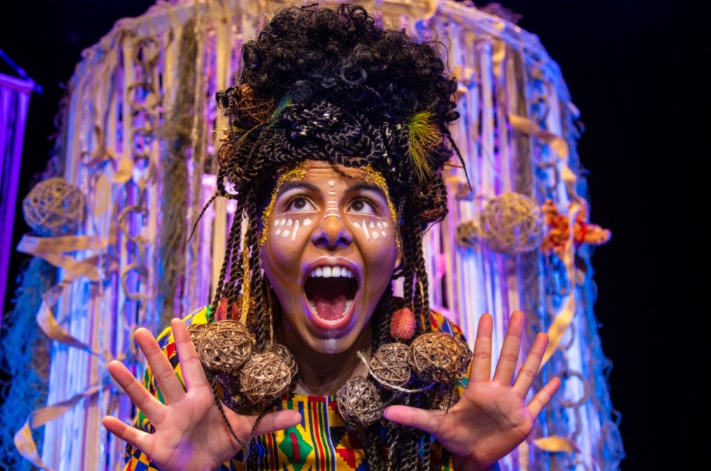 Peça premiada, 'Emaranhada' chega a Belém falando de autoestima das crianças pretas