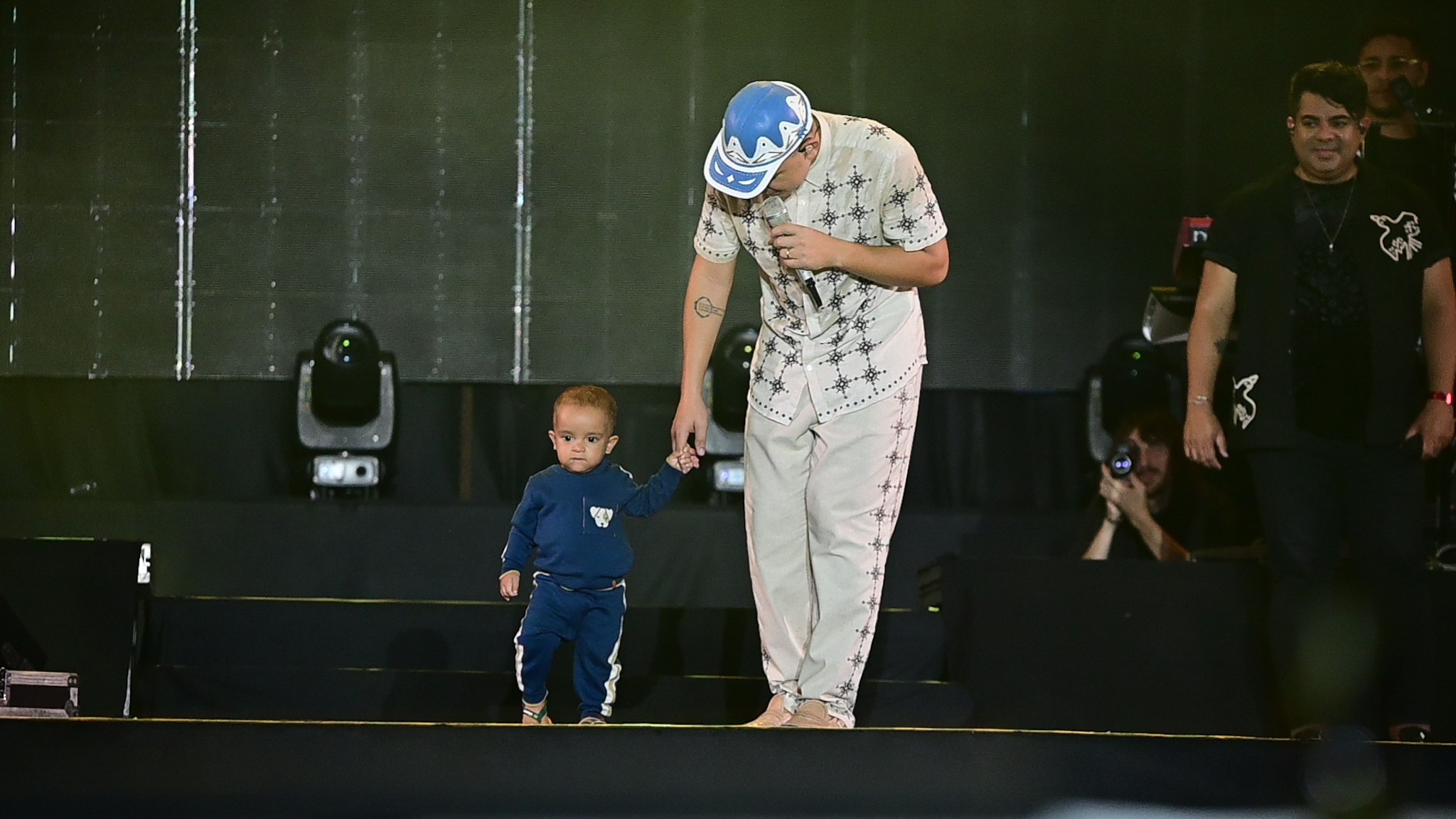 VÍDEO: João Gomes leva filho de 1 ano para o palco no São João de Caruaru
