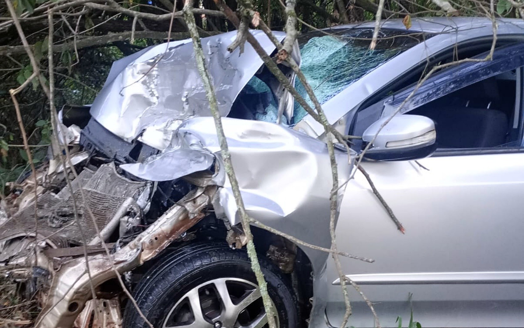 Motorista morre após bater em caminhão na MG-179, em Pouso Alegre; veja outras ocorrências