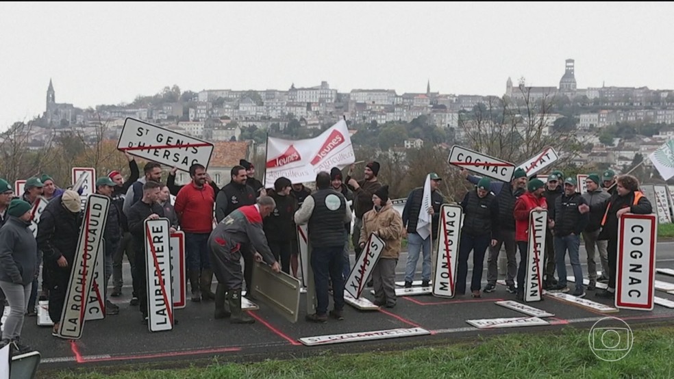 Agricultores franceses protestam contra acordo entre Mercosul e União Europeia — Foto: Reprodução/TV Globo