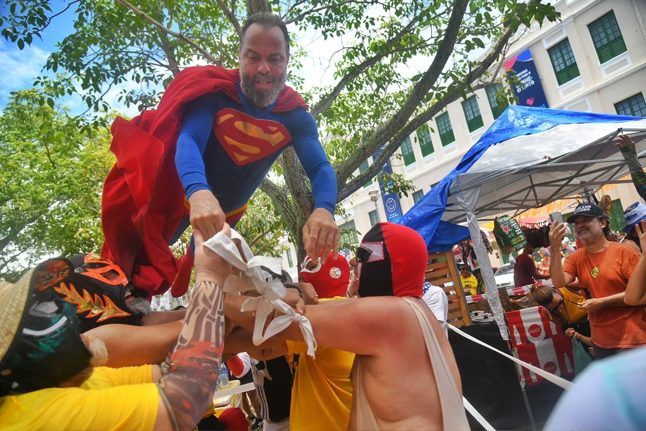 Com voo de Super-Homem e ringue aberto no Alto da Sé, Mucha Lucha bota foliões para 'brigar' no carnaval de Olinda