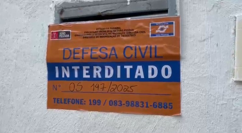 Casas são interditadas em João Pessoa após deslizamento de terra