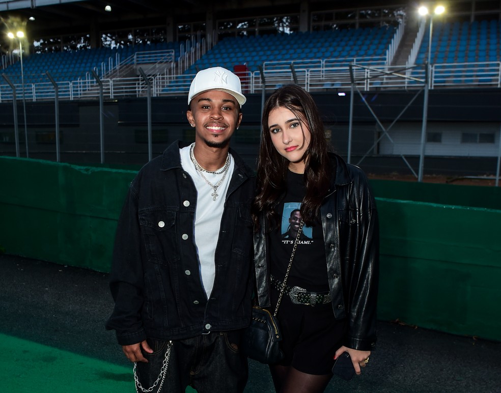 Jean Paulo com a namorada no primeiro dia de The Town — Foto: Webert Belicio / Agnews