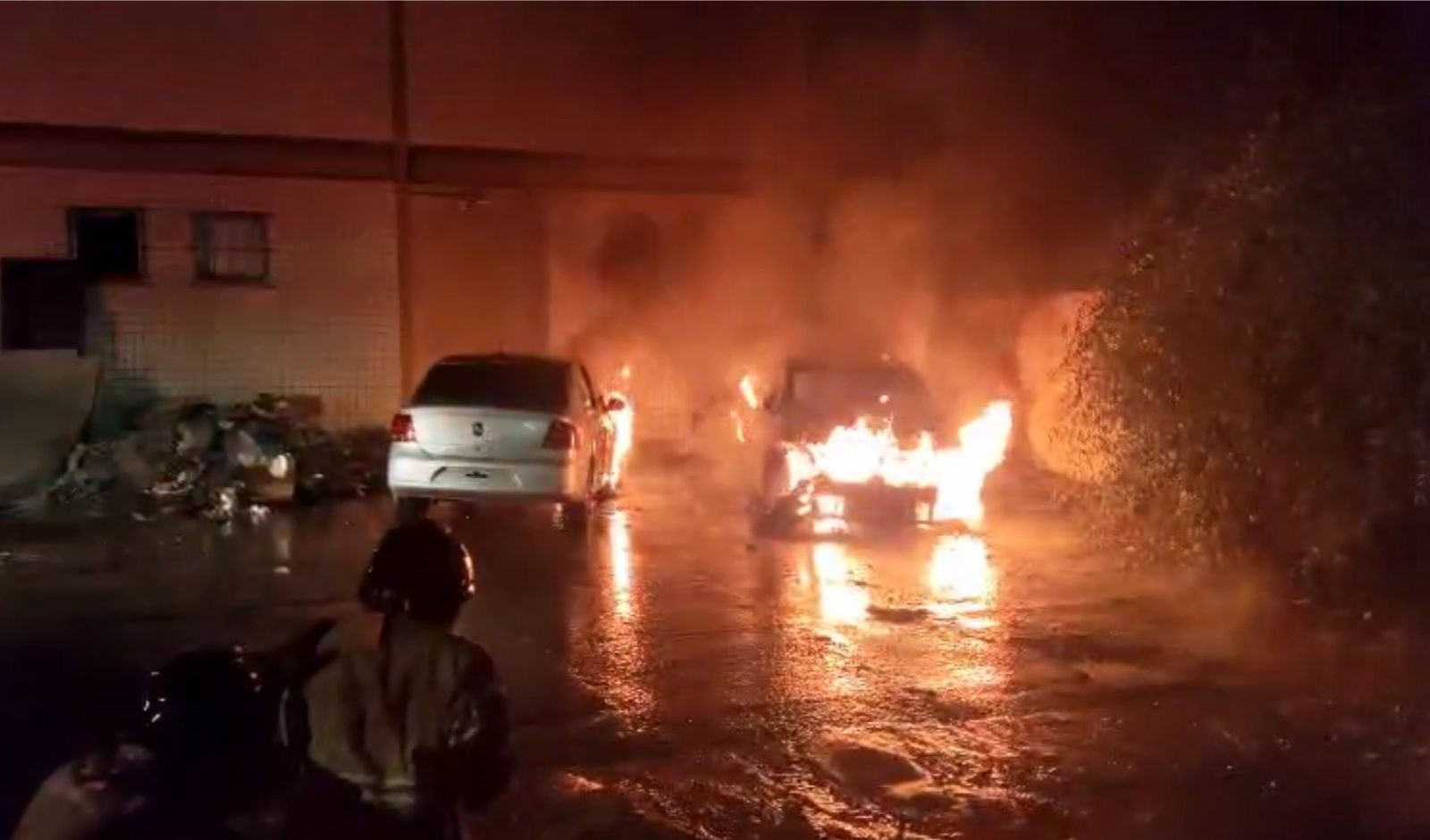 Incêndio atinge dois carros apreendidos pela Polícia Civil em Paraty
