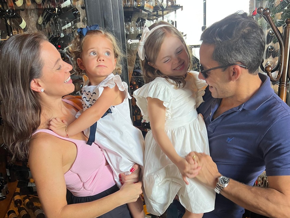Luciana Grandi Lourenção com as filhas e o marido — Foto: Arquivo Pessoal