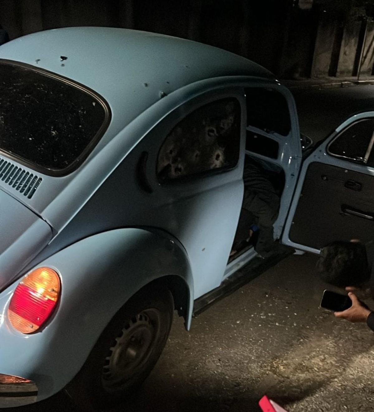 Homem é morto a tiros dentro de fusca em Quatis 