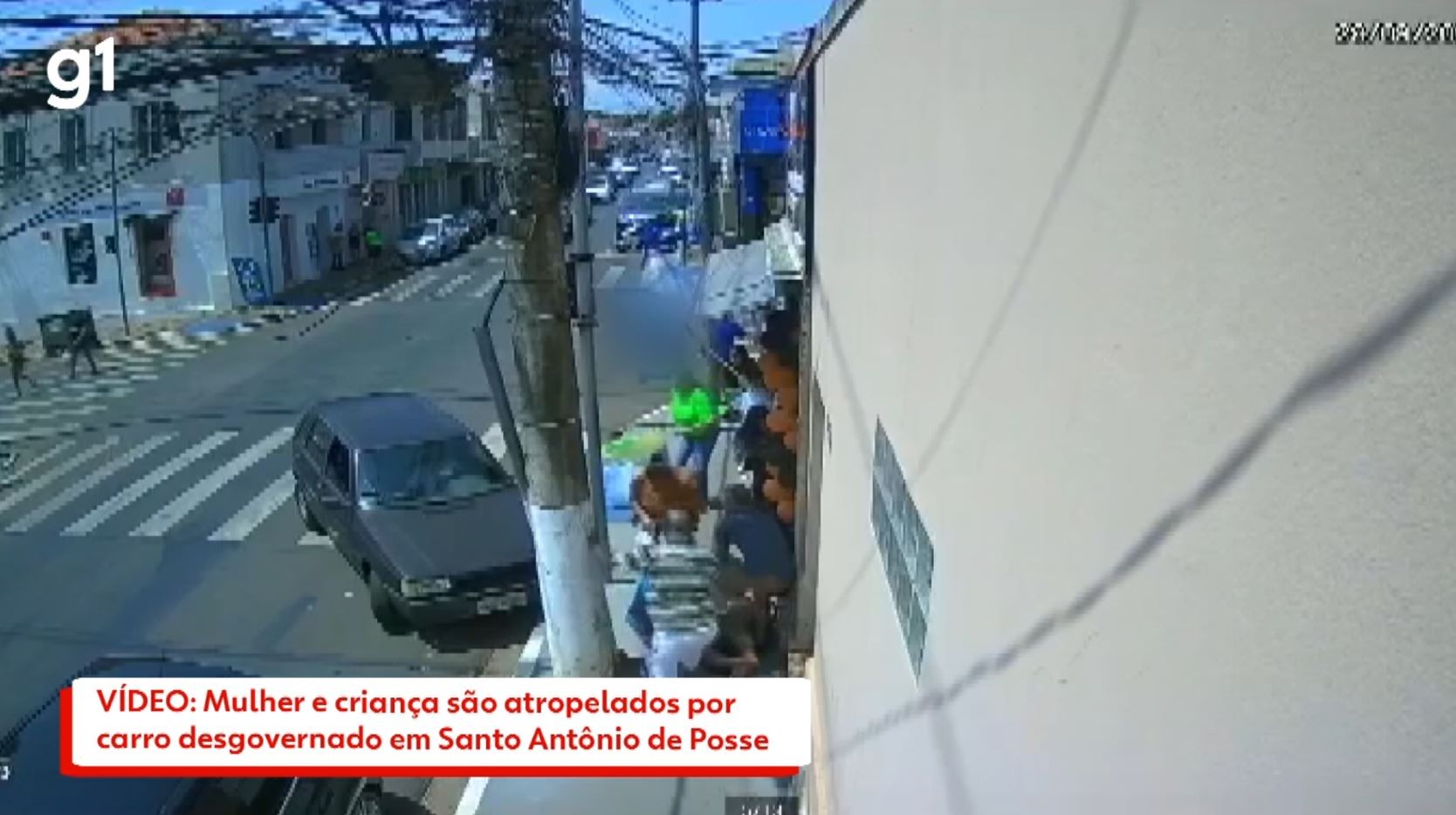 VÍDEO: Mulher e criança são atropelados por carro desgovernado em Santo Antônio de Posse