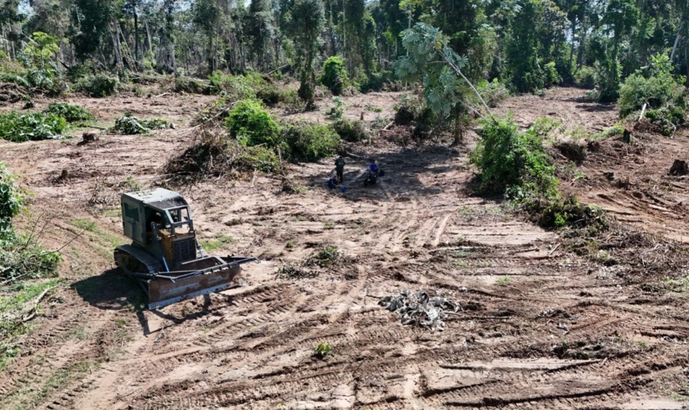 Trator roubado apreendido — Foto: Reprodução/Batalhão de Polícia Ambiental
