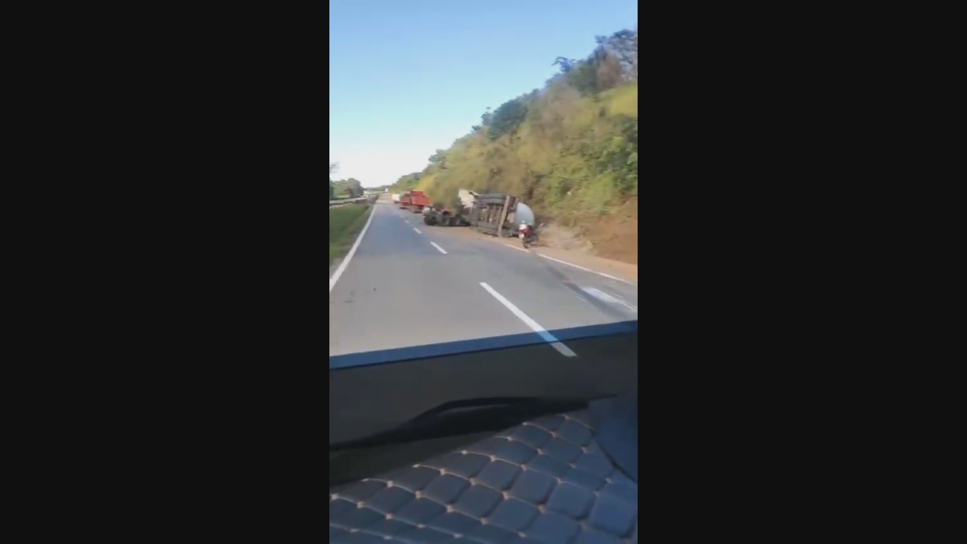Carreta tombada e batida entre carros interditam Rodovia Fernão Dias, na Grande BH 