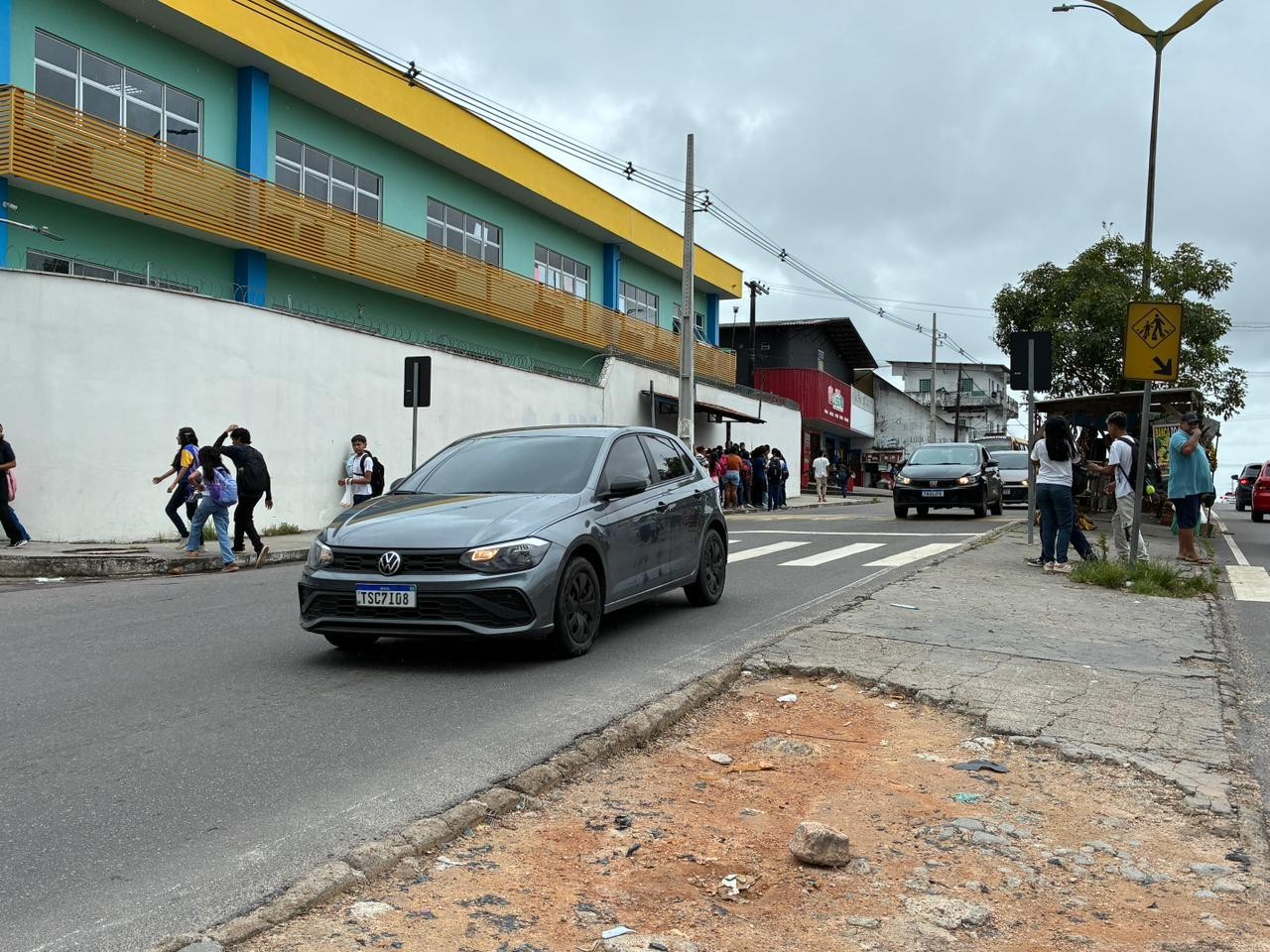 Adolescentes são atropeladas na faixa de pedestres em avenida da Zona Norte de Manaus