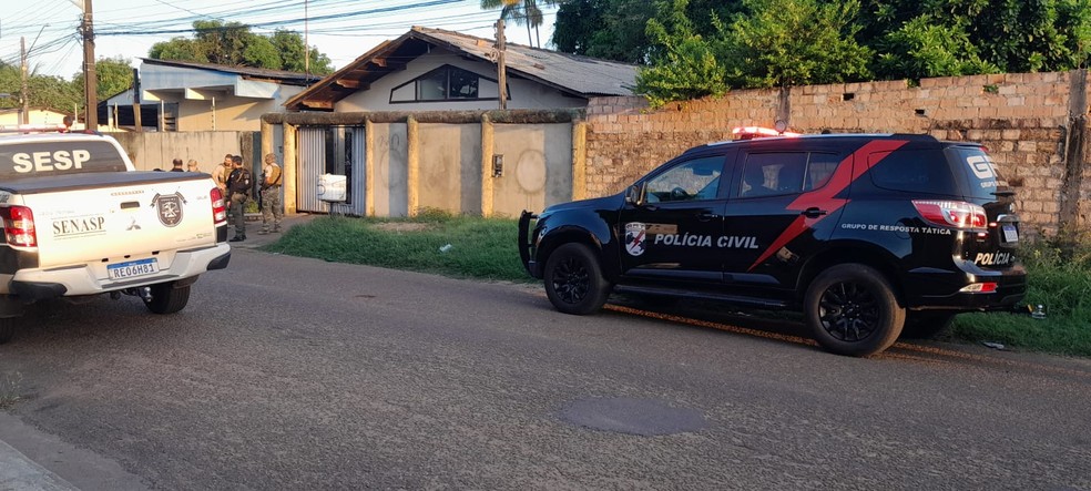 Agentes da Polícia Civil na casa de sobrinho de Telmário Mota, um dos envolvidos no assassinato de Antônia Araújo Sousa — Foto: Josivan Antelo/Rede Amazônica