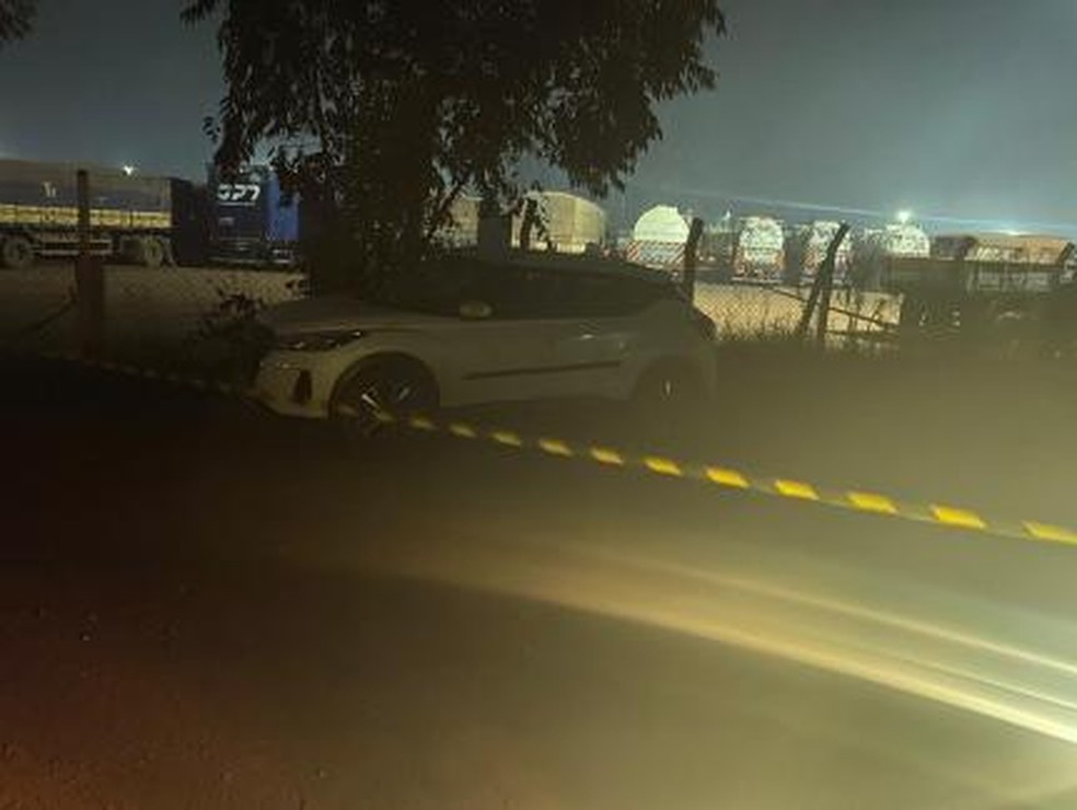 Veículo da vítima foi encontrado às margens de estrada — Foto: Divulgação