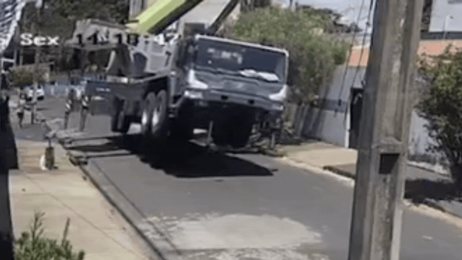 Vídeo registra guindaste ‘flutuando’ por 5 segundos antes de tombar sobre casas em Uberlândia