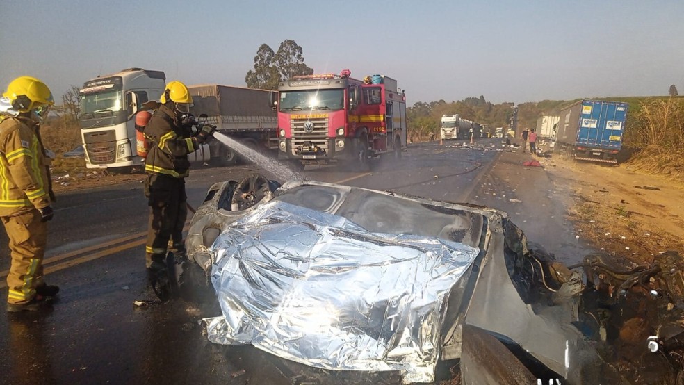 Acidente entre dois carros e um caminhão na BR-365, em Patrocínio — Foto: Corpo de Bombeiros/Divulgação