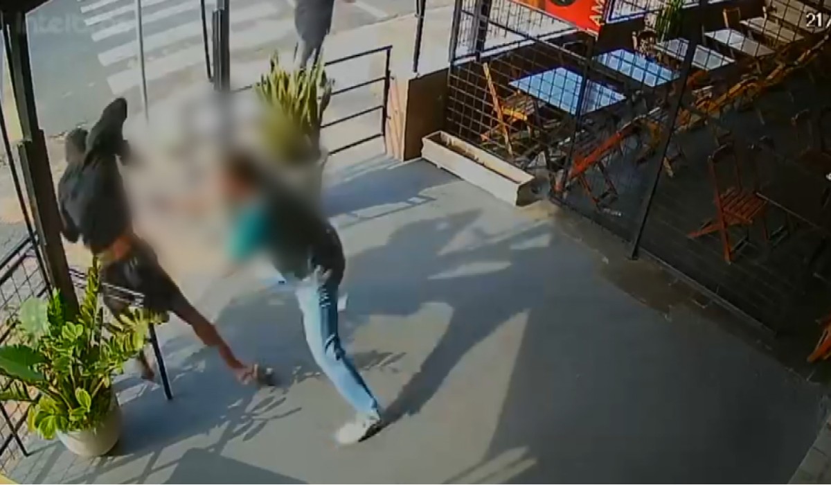 VÍDEO mostra momento em que criminoso tenta assaltar bar e duas pessoas são baleadas em Campinas