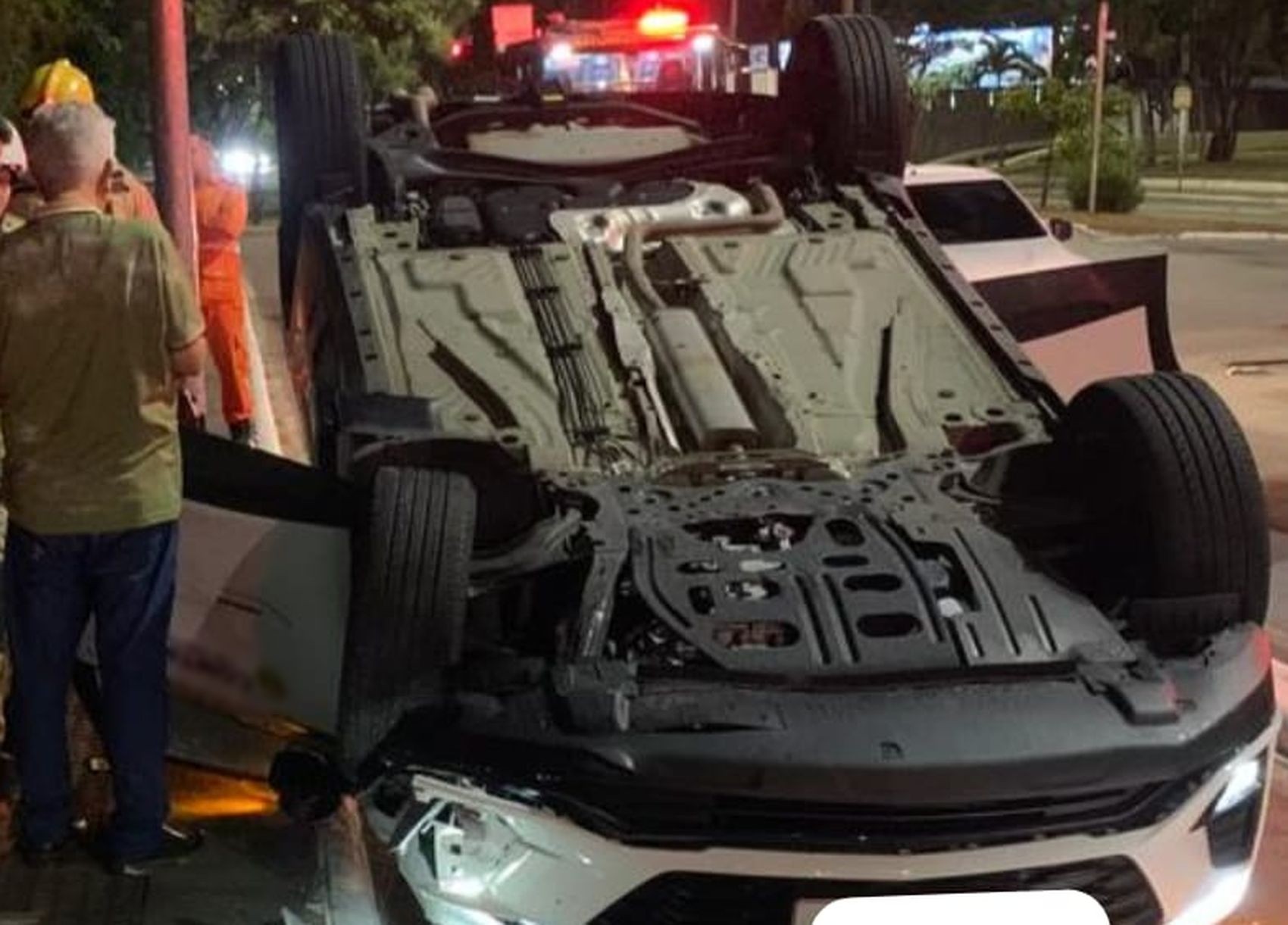 Carro capota após colisão com táxi na Avenida Beira-Mar em Aracaju