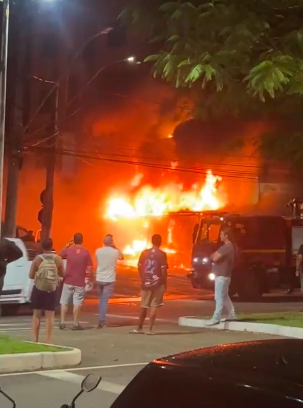 Chamas atingiram fios de estabelecimento em Juiz de Fora — Foto: Redes Sociais