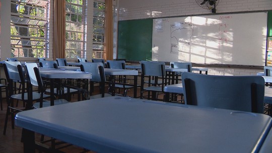 É #FAKE que governo federal anunciou vagas em escolas públicas com salários de até R$ 14,2 mil; trata-se de golpe - Anúncio falso redireciona vítimas a site mentiroso, que exige envio de dados pessoais e leva vítima a fazer PIX de R$ 58,86 a criminosos. Ministério da Educação alerta que vagas são falsas e que oportunidades são divulgadas apenas por canais oficiais do governo.