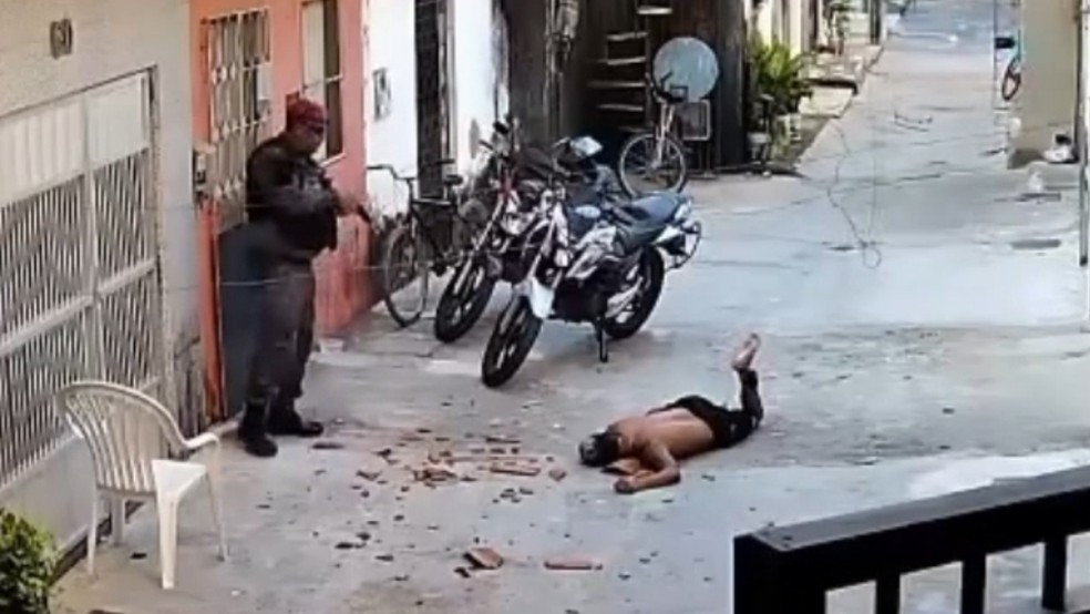 Após cair de telhado e bater a cabeça, homem foi preso — Foto: Reprodução