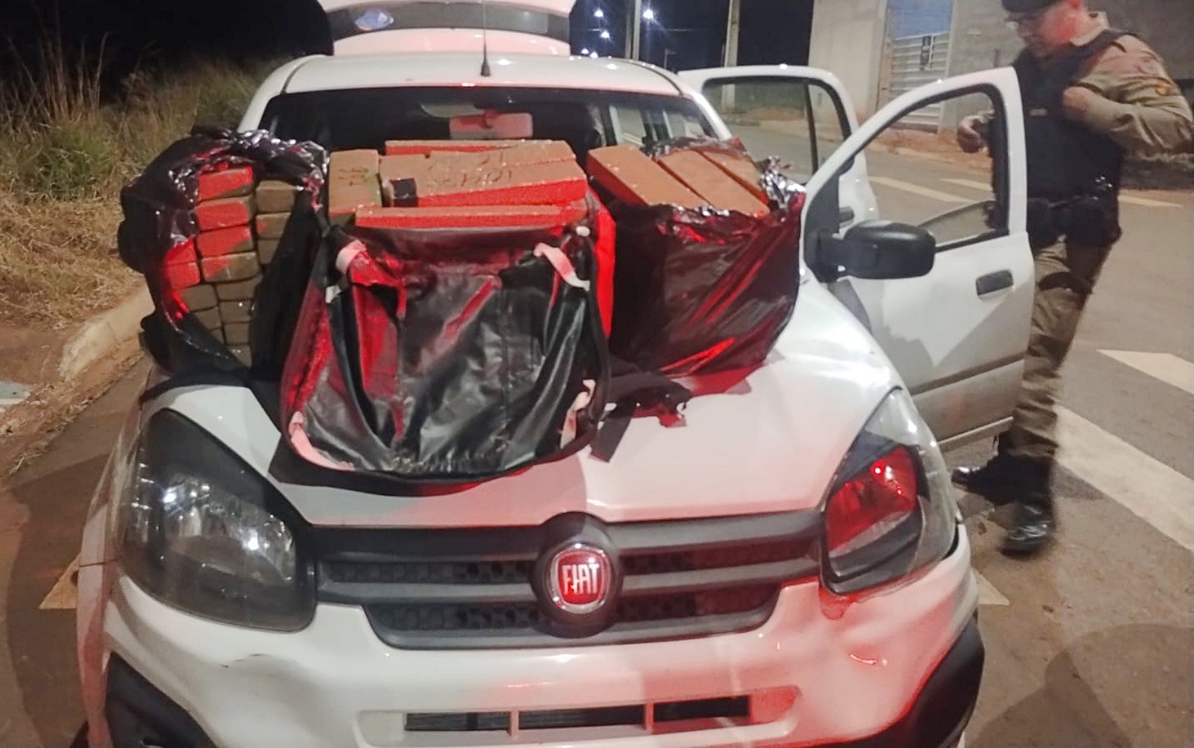 Homem é preso com 99 tabletes de maconha dentro de carro em Campos Gerais, MG
