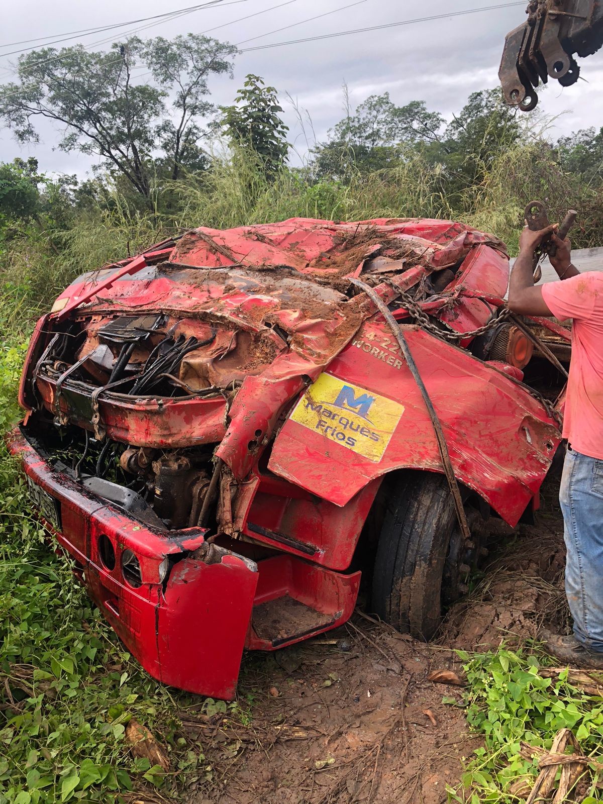 Motorista de caminhão e passageiro morrem após veículo tombar em curva ...