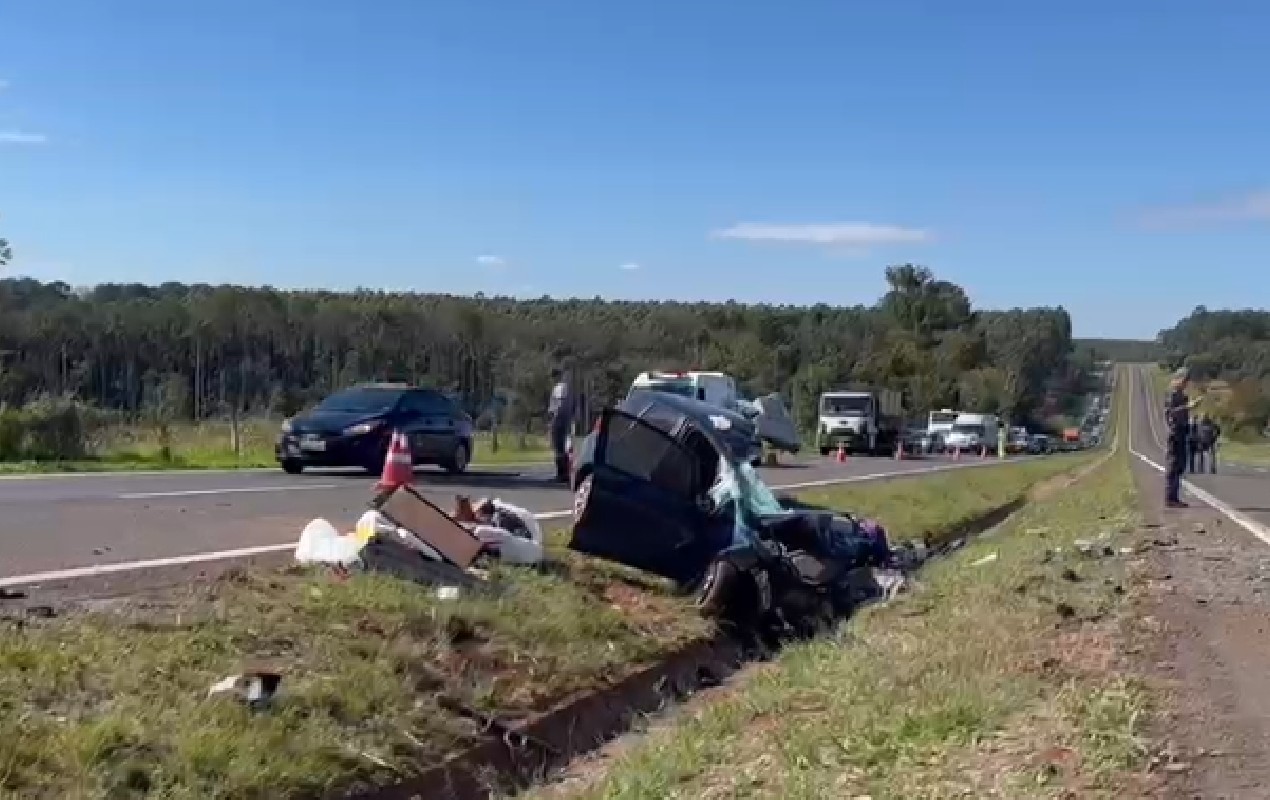 Carro capota após ser atingido por caminhão e motorista fica preso às ferragens na SP-225