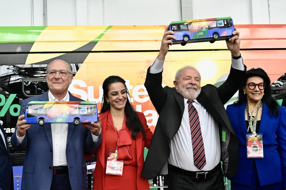 O presidente Lula e Alckmin, vice-presidente e ministro do Desenvolvimento e Indústria, durante visita a fábrica de ônibus elétricos — Foto: Cadu Gomes / VPR