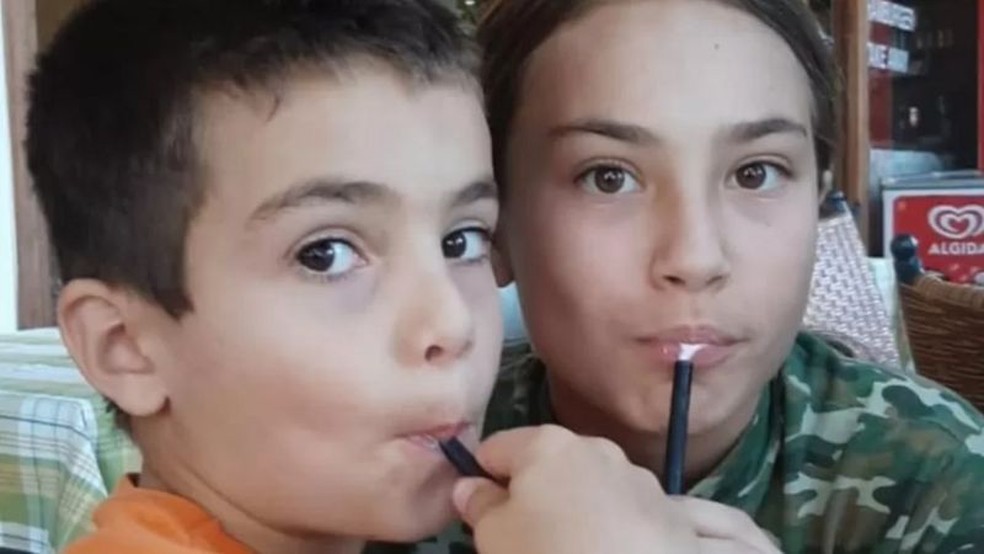 Erez (esquerda) e Sahar (direita) estão entre os membros de uma família que foram sequestrados no kibutz Nir Oz — Foto: Idod Tan