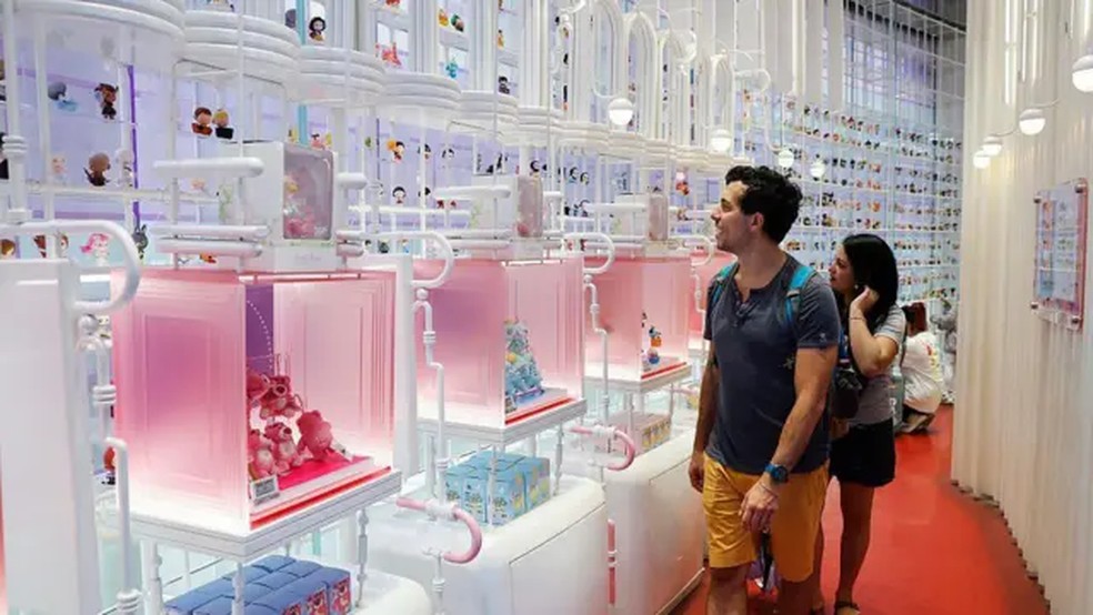 Uma loja da Pop Mart em Xangai — Foto: Getty Images via BBC
