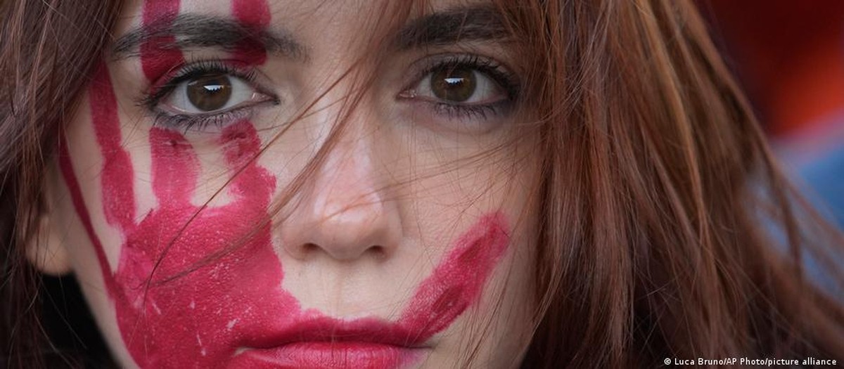 Criminalização da mutilação genital, de casamentos forçados e de abusos online: União Europeia adota lei de combate à violência contra mulheres