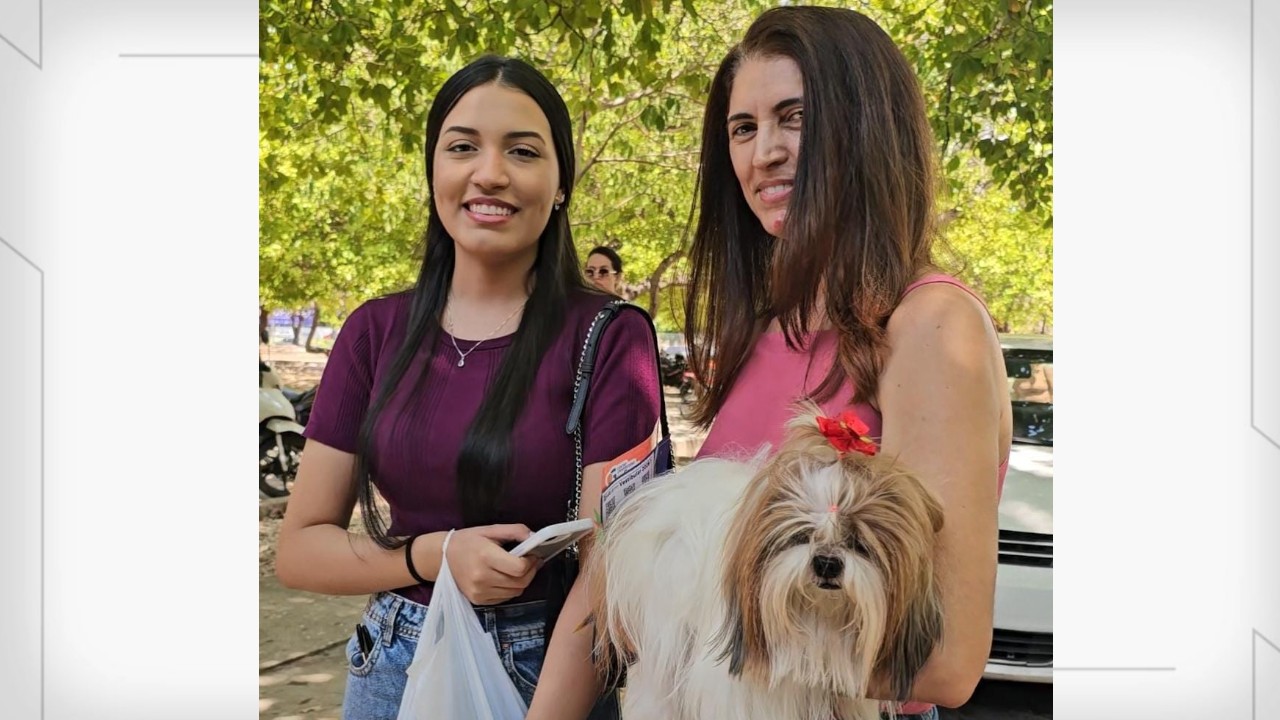 Pais, irmãos e pets acompanham alunos no 1° dia de prova do Enem: ‘na torcida’