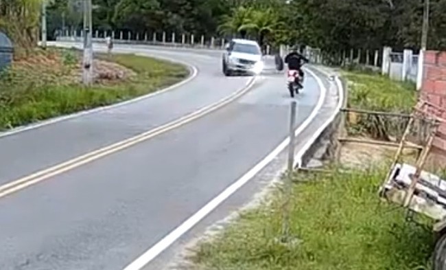 Motociclista escapa por um triz de ser atingido por pneu de caminhonete em AL
