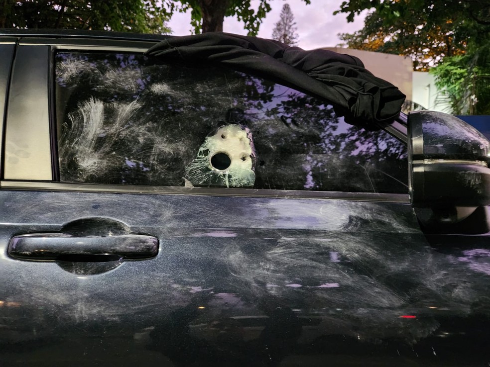 Carro usado no ataque tinha seteiras, para atirar de dentro para fora — Foto: Raoni Alves/g1 Rio