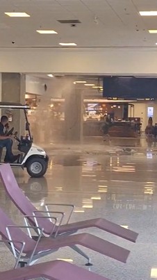 Rompimento de encanamento causa alagamento no embarque internacional do Galeão; VÍDEO 