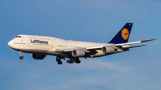 Lufthansa anuncia corte de 4 mil cargos administrativos - Companhia aérea alemã prevê redução em meio a processo de digitalização e automação com ajuda da Inteligência Artificial, ao mesmo tempo em que projeta aumento dos lucros aos investidores e uma ampla modernização de sua frota.