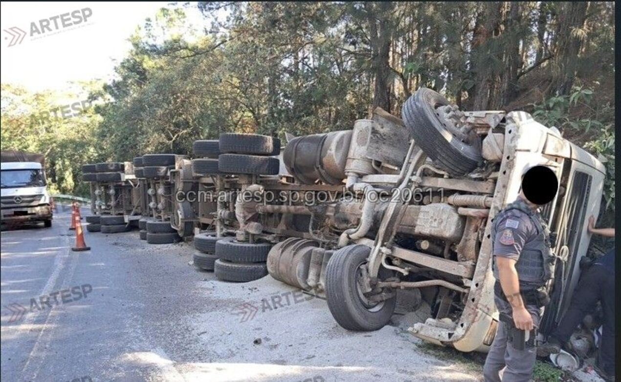 Motorista morre ao perder controle da direção e tombar carreta em rodovia de Buri