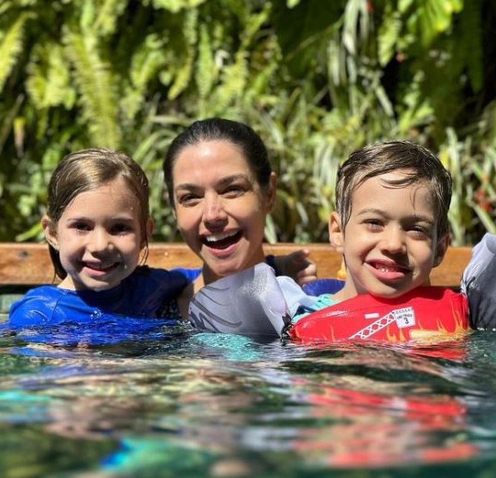 Thais Fersoza com os filhos na piscina da mansão da família Teló — Foto: Reprodução/ redes sociais