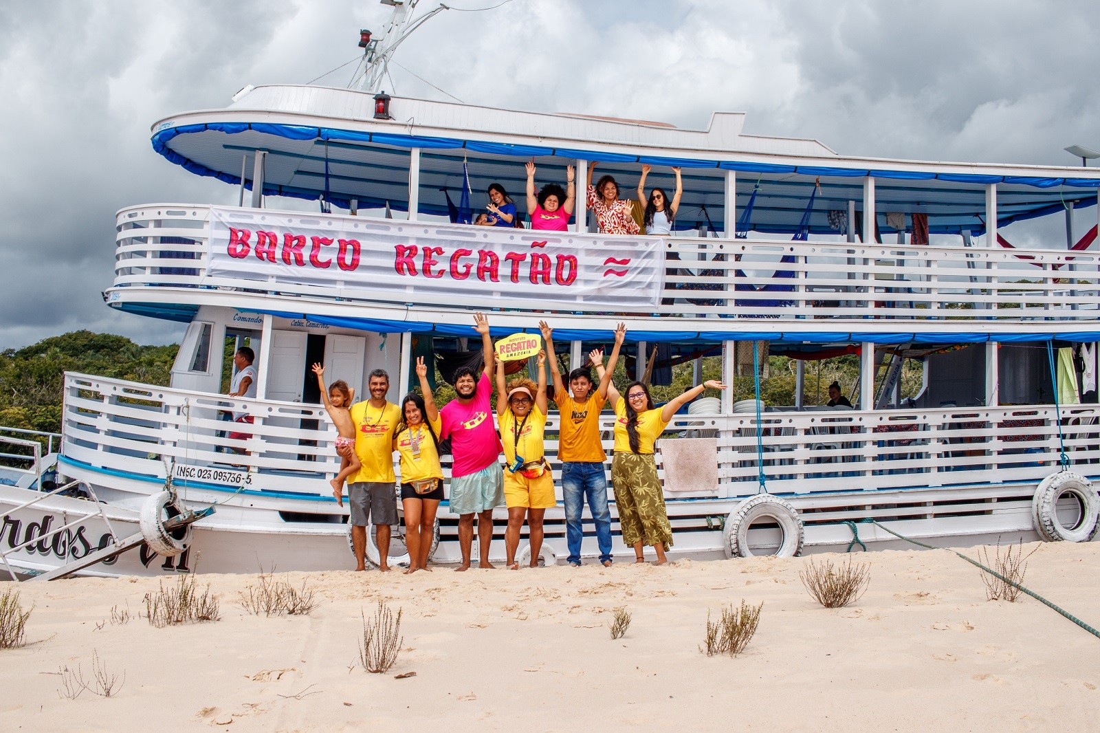 Barco Regatão promove ações formativas e exibição de filmes no território indígena do Rio Arapiuns 