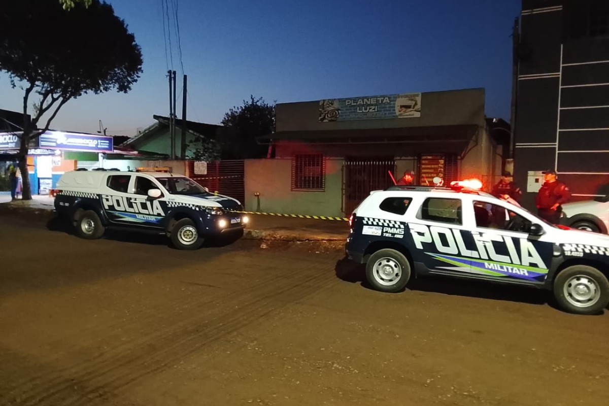 VÍDEO: Suspeito de violência doméstica é baleado após lutar com PMs e disparar arma em Dourados (MS) 