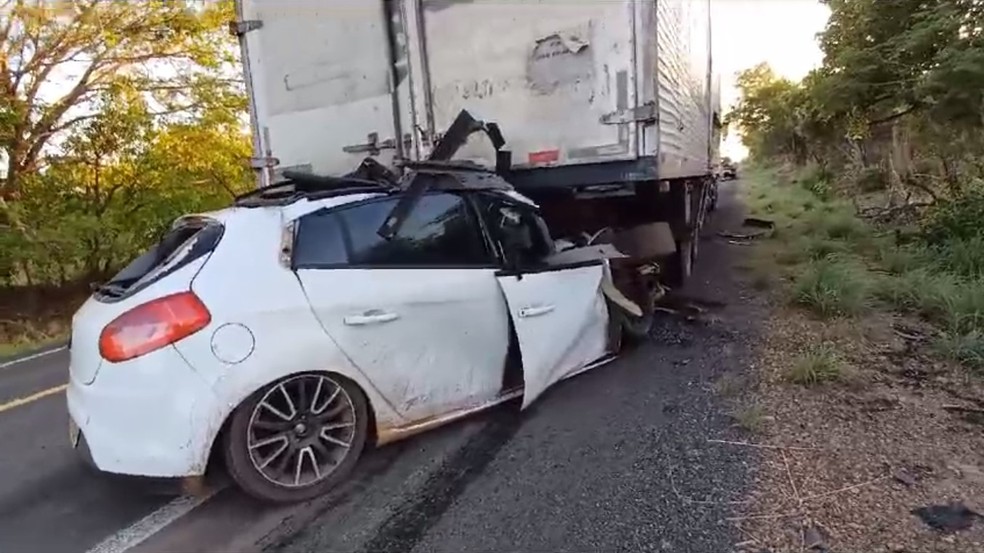 Duas pessoas morrem em colisão entre carro e caminhão, entre Jerumenha e Floriano — Foto: Reprodução