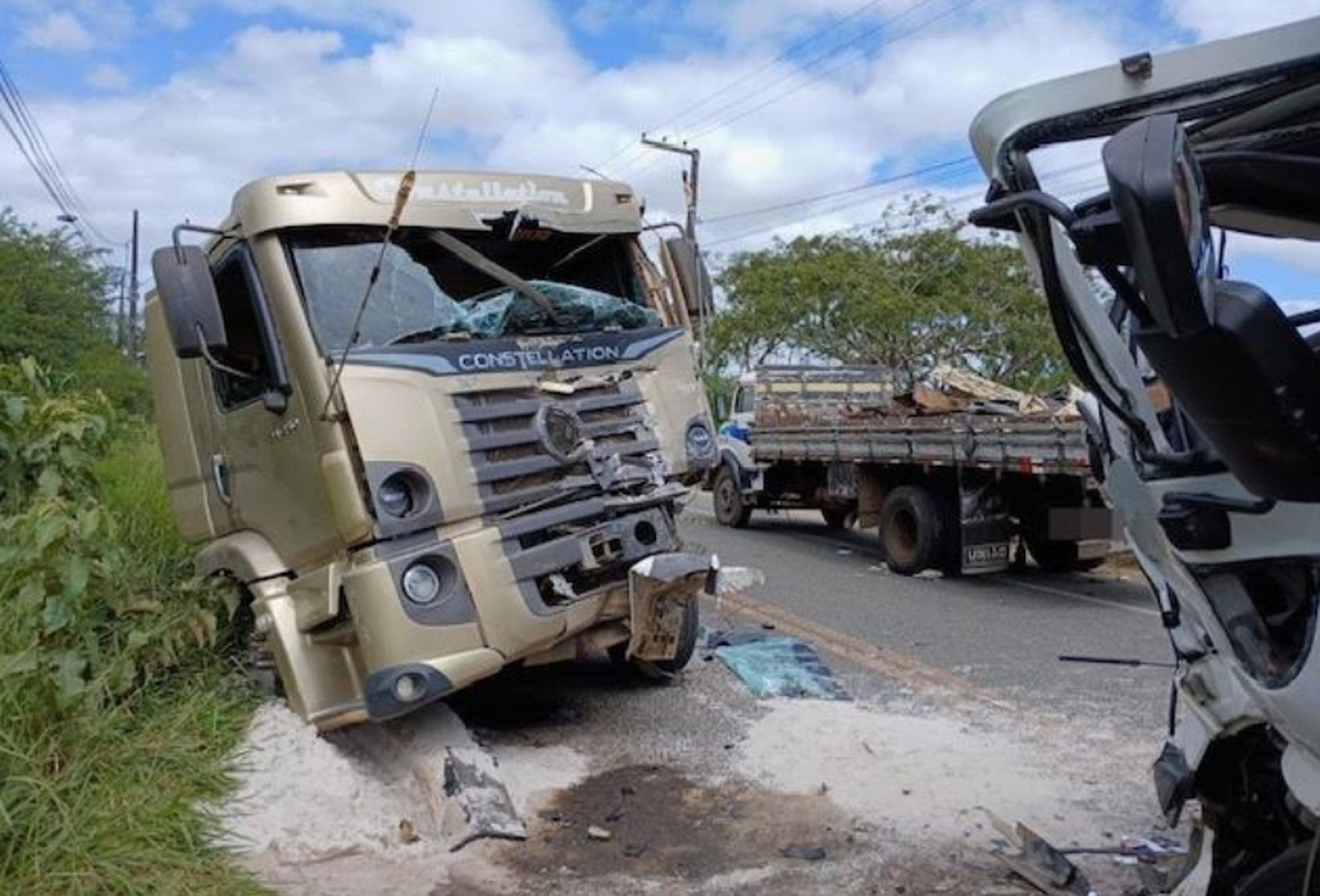 Batida de frente entre dois caminhões deixa um motorista ferido na rodovia SE-090 em Nossa Senhora do Socorro