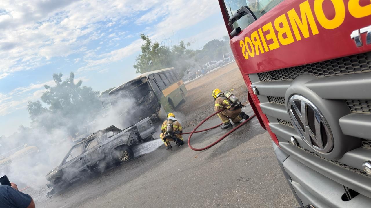 Família que retornava de Porto Seguro para Uberlândia tem caminhonete destruída por incêndio em Araçuaí; VÍDEO