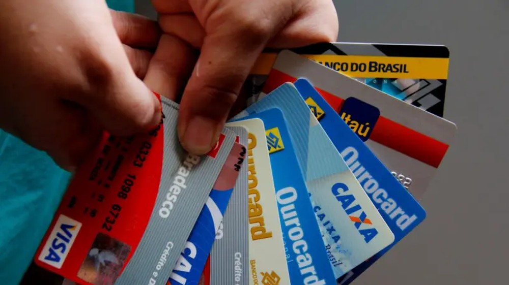 Contratações de crédito rotativo no Brasil atingem recorde de 311 bilhões de reais em 2026