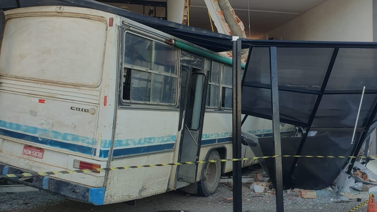 Homem morre e dois ficam feridos em acidente de ônibus com galeria em Maragogi