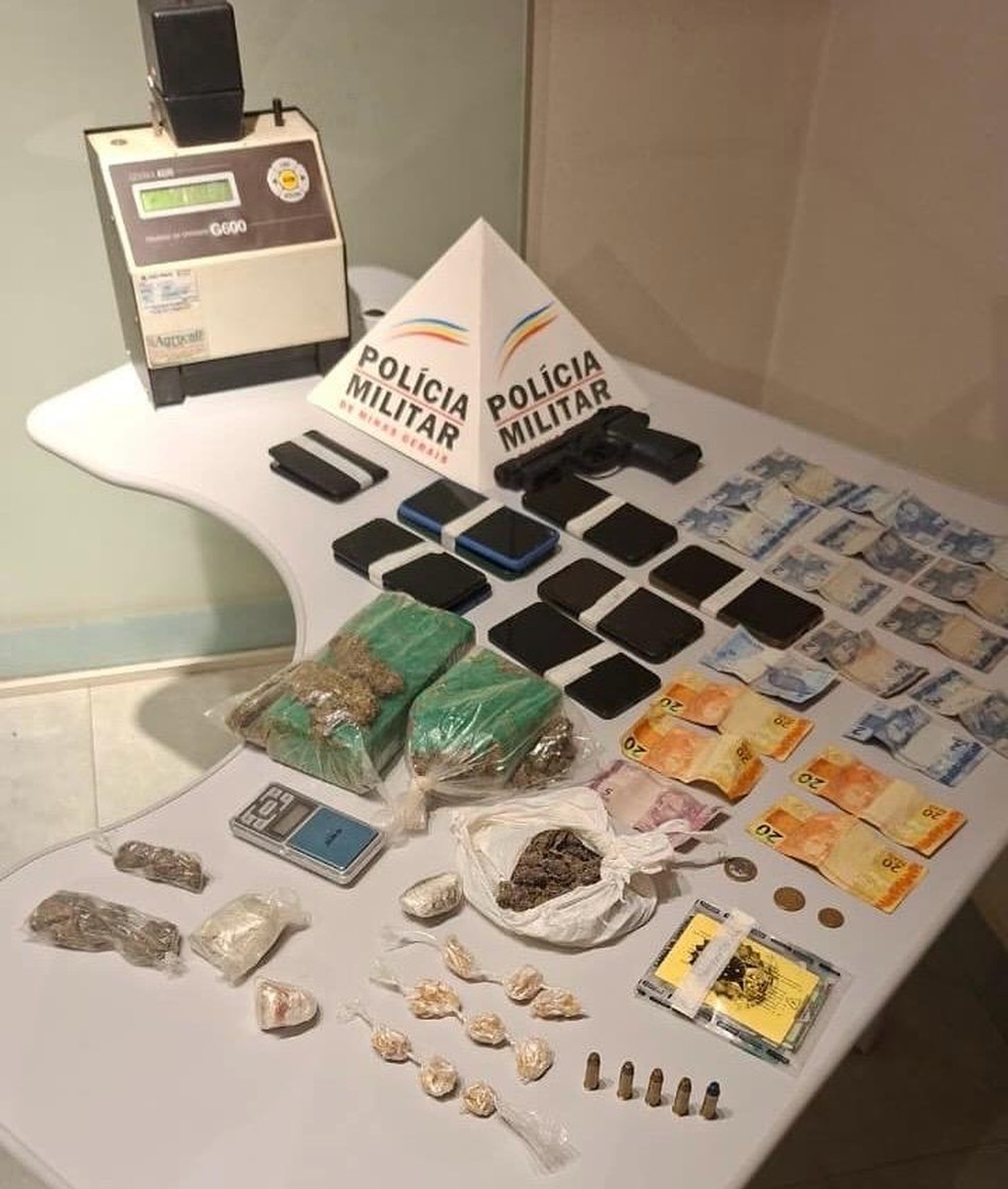 PM apreendeu dinheiro, celulares e drogas com suspeitos de roubo em fazenda de Carmo do Paranaíba — Foto: Polícia Militar/divulgação