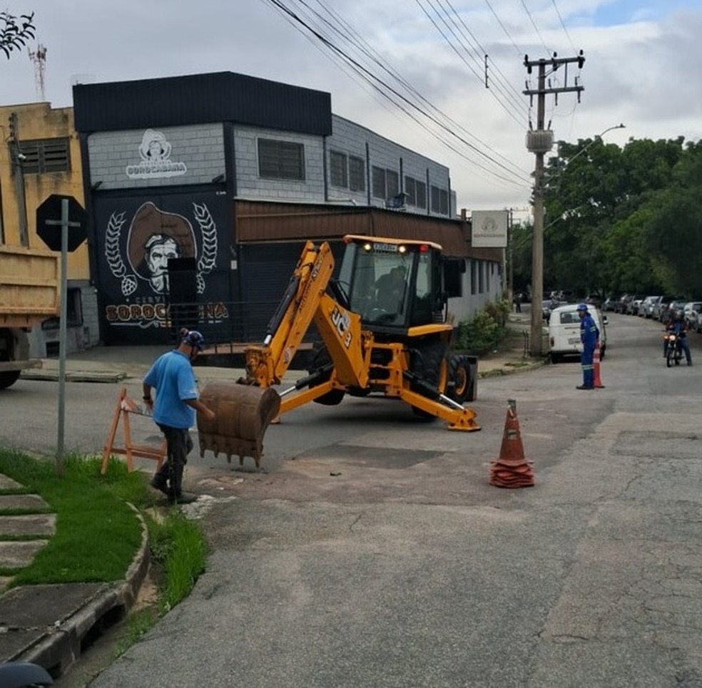 Imagem mostra via em Sorocaba (SP) antes de intervenção do Saae; alegação era de problemas com esgoto, vazamento de água e afundamento de solo — Foto: Reprodução