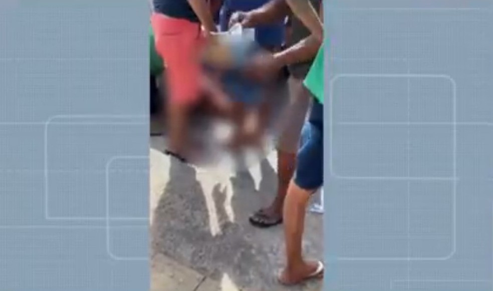 Torcedor do Vitória fica em coma após ser agredido por integrantes de torcidas organizadas do Bahia e Palmeiras em Salvador — Foto: Reprodução/TV Bahia