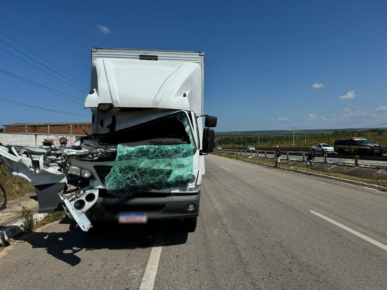 Homem morre após colisão entre carreta e caminhão em Canguaretama